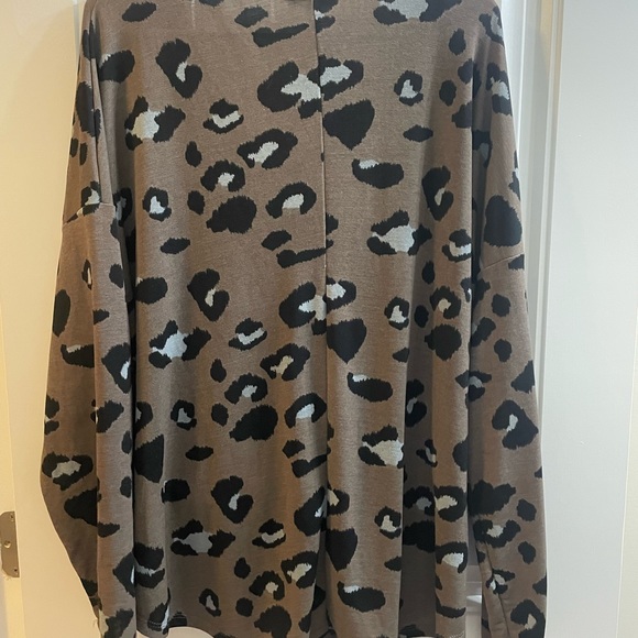 EUC 1X White Birch Twisted Hem Leopard Top - Picture 5 of 5